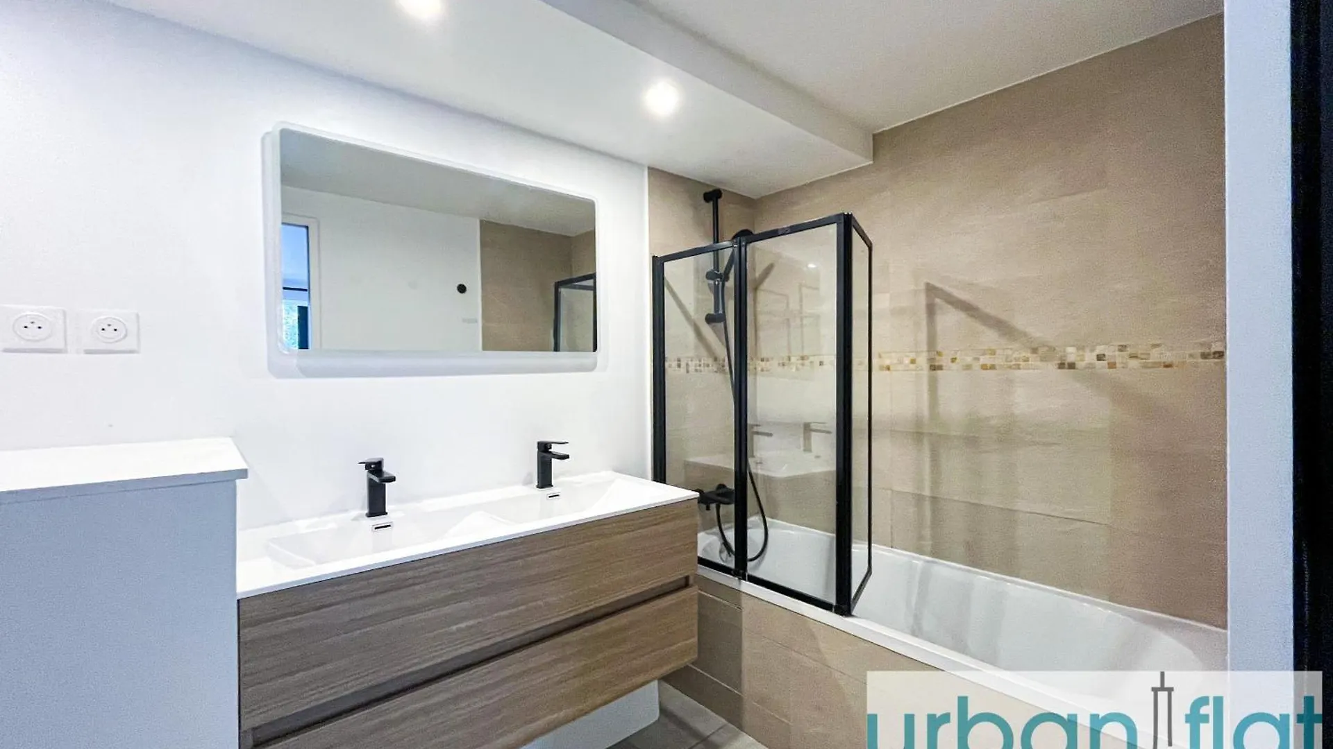 Urban Flat 194 - Spacious 3 Bedroom Montmartre Paris