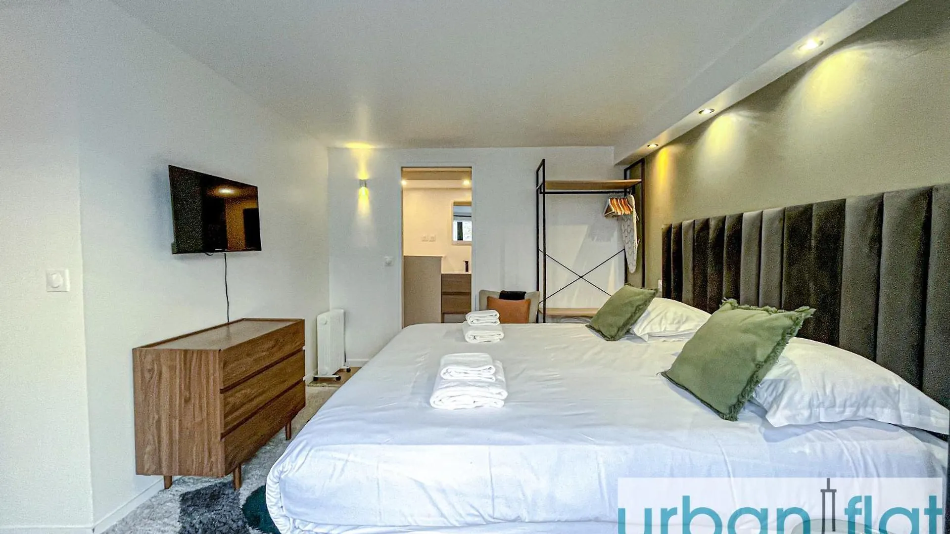 Urban Flat 194 - Spacious 3 Bedroom Montmartre Paris 0*,