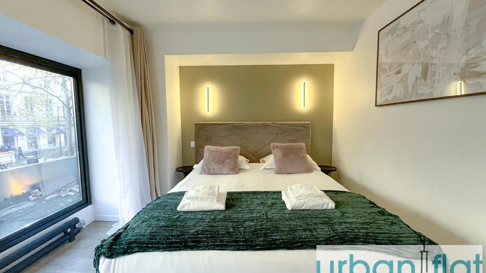 Urban Flat 194 - Spacious 3 Bedroom Montmartre Paris